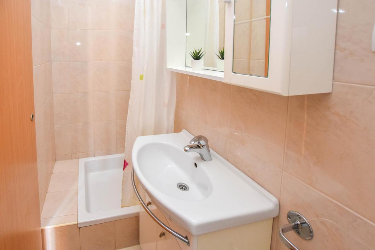Apartments Flora Пакоштане Экстерьер фото