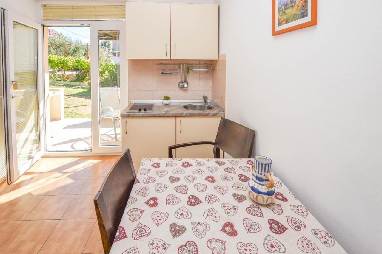 Apartments Flora Пакоштане Экстерьер фото