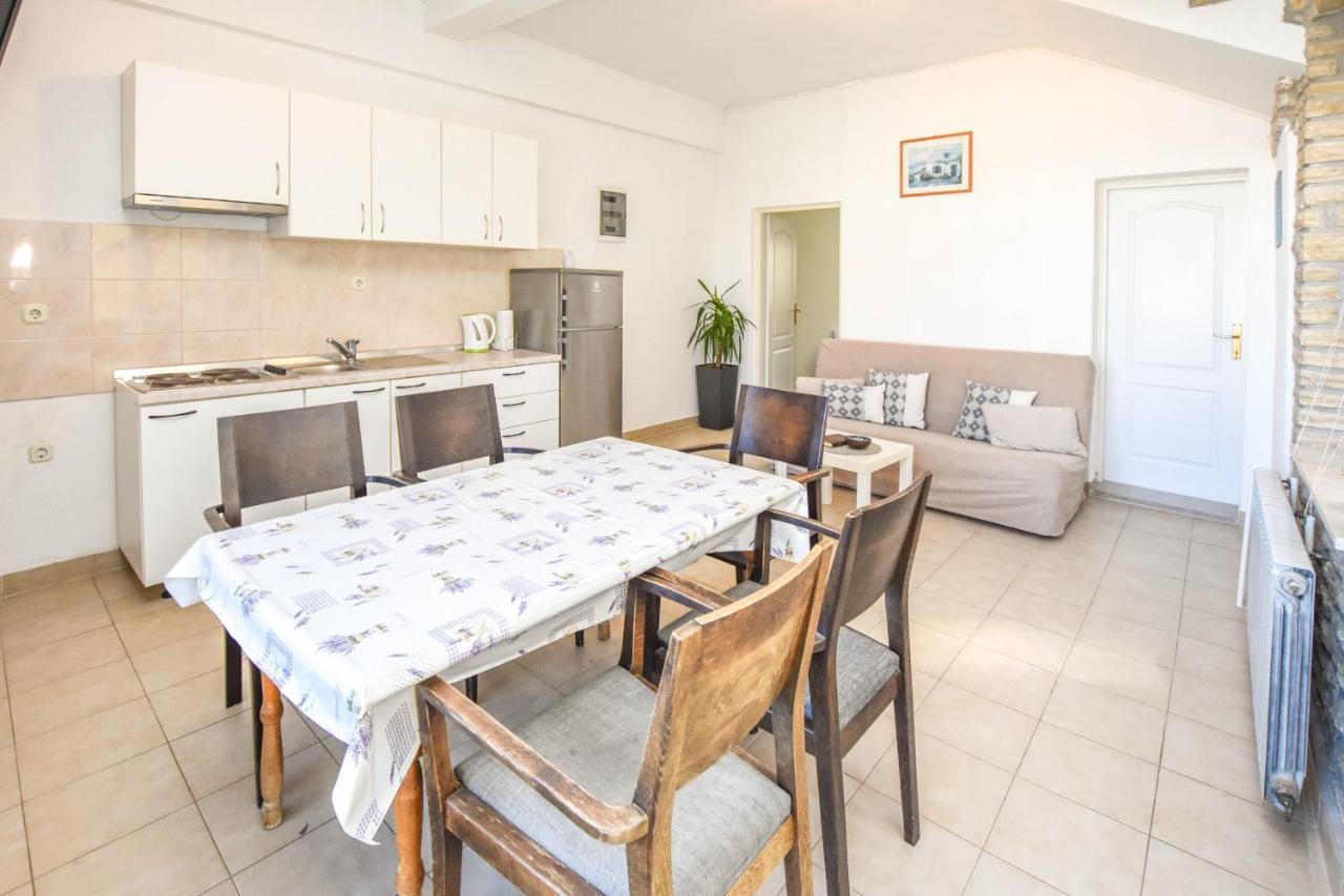 Apartments Flora Пакоштане Экстерьер фото