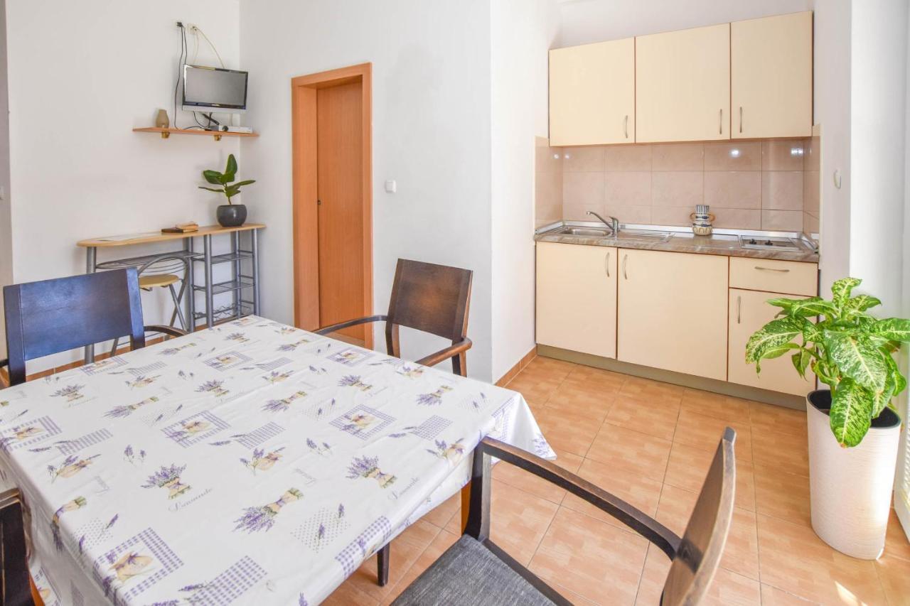 Apartments Flora Пакоштане Экстерьер фото
