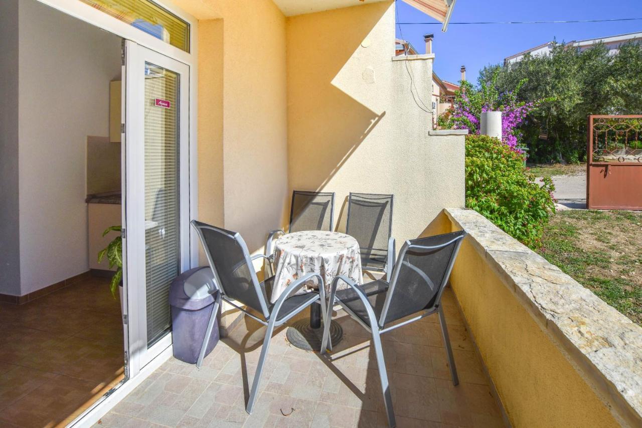 Apartments Flora Пакоштане Экстерьер фото