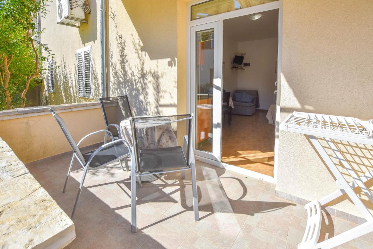 Apartments Flora Пакоштане Экстерьер фото