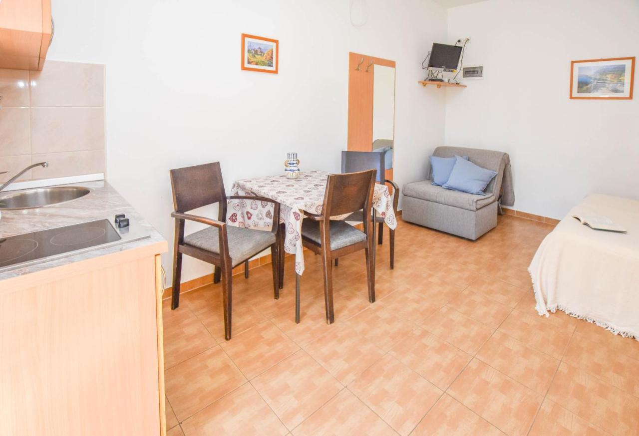 Apartments Flora Пакоштане Экстерьер фото