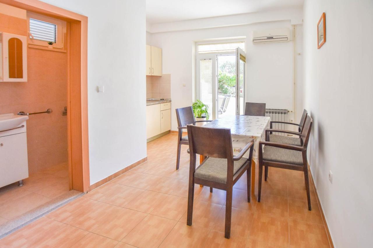 Apartments Flora Пакоштане Экстерьер фото